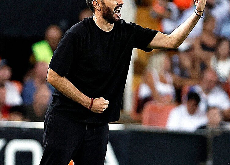 Más difícil todavía para el Valencia: recibe incendiado a un Barça con la duda de Lamine, falto de refuerzos y con Corberán sin crédito en Mestalla