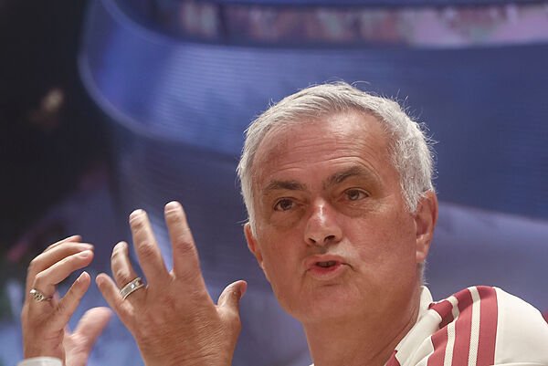 Mourinho: «Seis ruedas de prensa en una semana… En otros países me permitían ahorrarme una. Estoy cansado de vosotros y vosotros de mí»