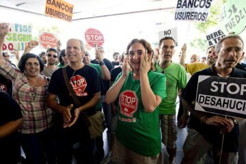 Colau aprovecha el vacío de la izquierda para recolocarse: «Es muy hábil, empezó parando desahucios y regresa con este 15-M de vivienda»