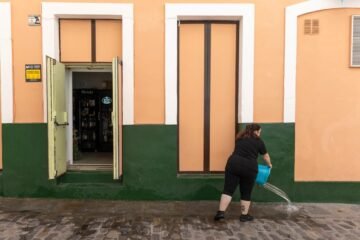 La resaca del fin de semana en el barrio del Pópulo de Cádiz: orines, vasos y suciedad