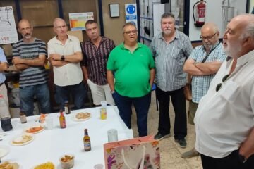Faly Mosquera recibe el cariño de sus compañeros por su jubilación