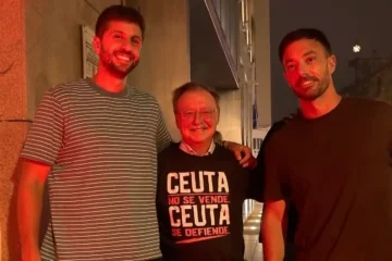 Vivas enciende una vela por Ceuta con apoyo histórico: «Pido fuerzas para seguir en el camino»