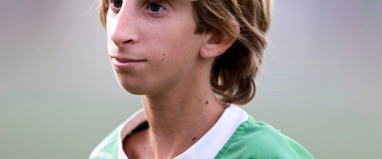 Luca, el niño con una enfermedad ultrarrara que sólo quiere jugar al fútbol: «Para él todo es gigante»